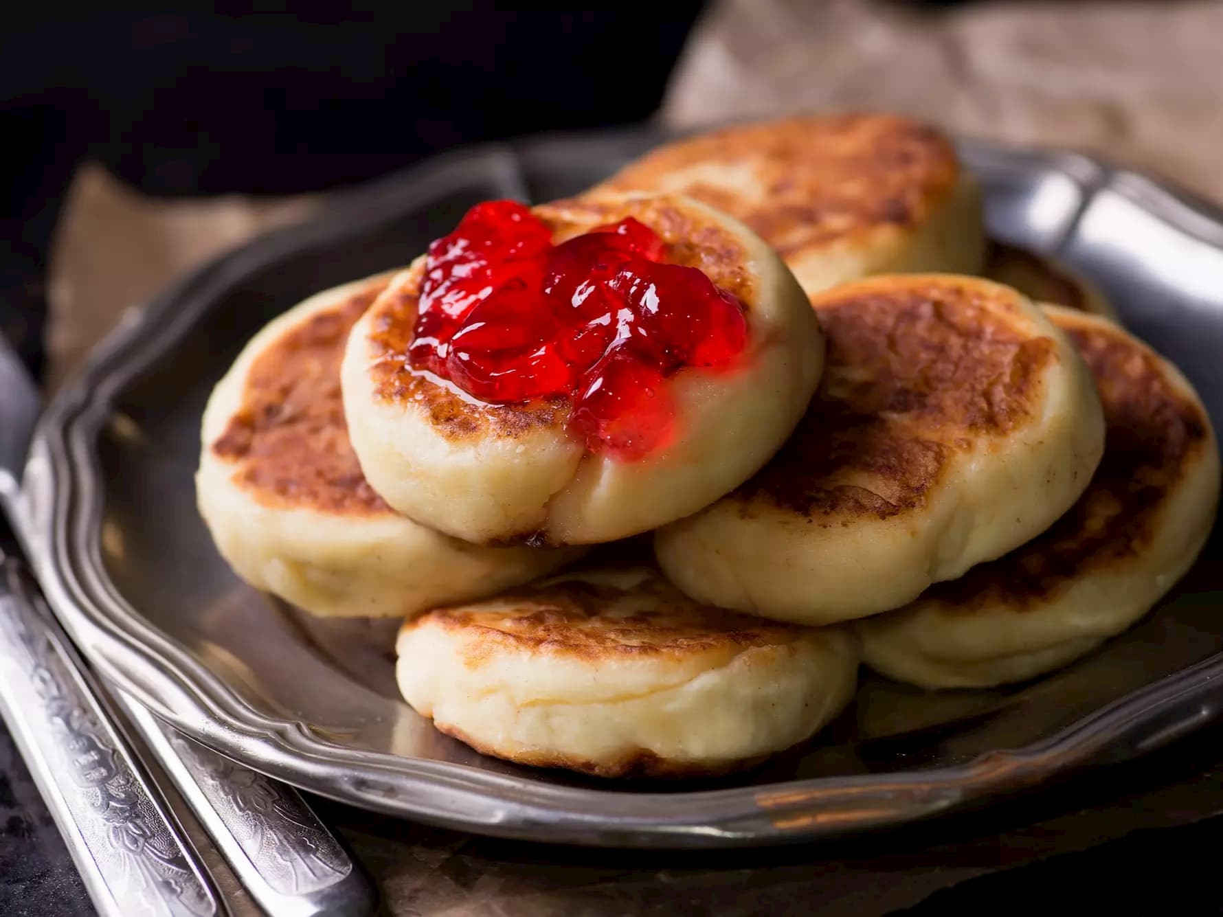 Самые вкусные сырники из творога. Сырники. Сырники сладкие. Сырники с джемом. Сырники с вареньем.